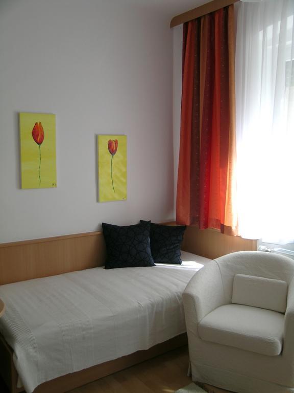 Gasthof-Pension Weisz-Artner Frauenkirchen Pokoj fotografie